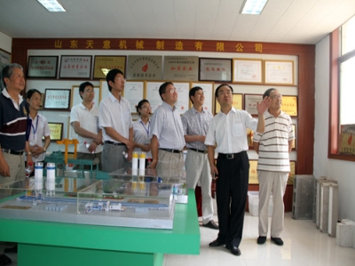2012.7.28日山東天意兩項(xiàng)科技成果鑒定順利通過，北京領(lǐng)導(dǎo)專家，到我公司參觀指導(dǎo)
