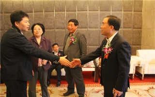 國家發(fā)展改革委資源節(jié)約與環(huán)境保護(hù)司牛波處長（和劉總握手）、全國墻材革新工作委員會會長滕軍力（女士）