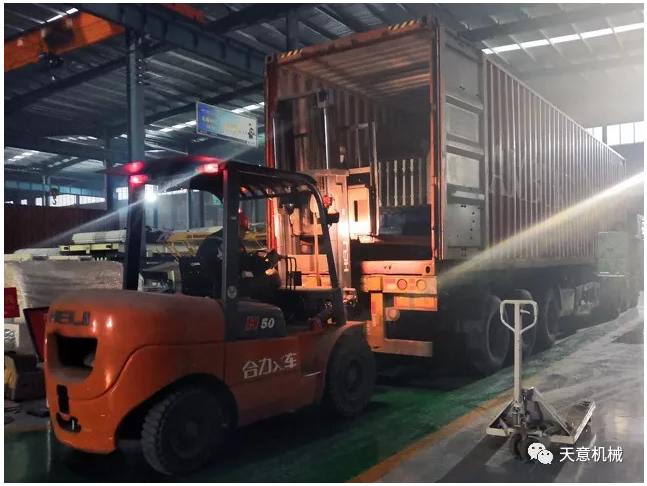 天意機(jī)械為柬埔寨客戶(hù)加工生產(chǎn)年產(chǎn)80萬(wàn)平方輕質(zhì)墻板生產(chǎn)線(xiàn)成功裝車(chē)啟運(yùn)！